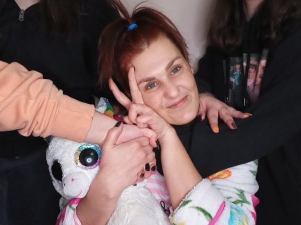 Η Άννα Λιάκου ένωσε τις φωνές 9 θυμάτων κακοποίησης σε ένα βίντεο που συγκλονίζει