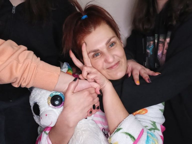 Η Άννα Λιάκου ένωσε τις φωνές 9 θυμάτων κακοποίησης σε ένα βίντεο που συγκλονίζει