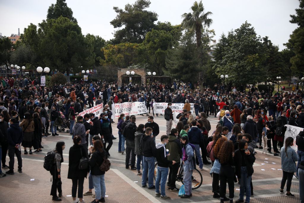 Αστυνομική βία : Συγκεντρώσεις διαμαρτυρίας σε πλατείες σε όλη την Ελλάδα