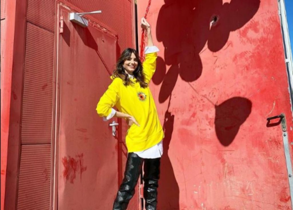 5226 by Celia Kritharioti: Το ιδανικό φούτερ για τις ανοιξιάτικες μέρες