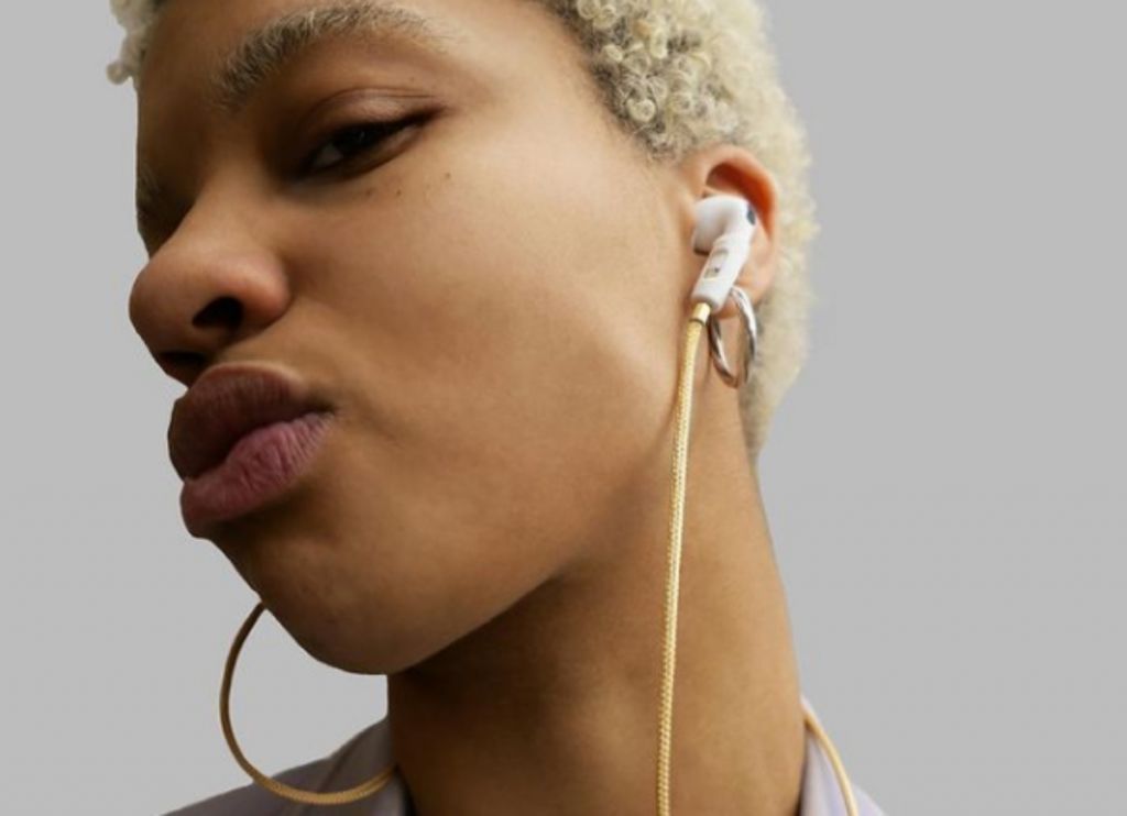 Η τιμή αυτής της χρυσής αλυσίδας για τα AirPods θα σας σοκάρει