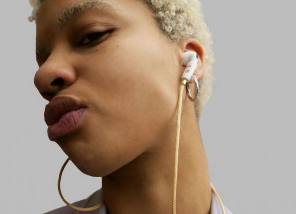 Η τιμή αυτής της χρυσής αλυσίδας για τα AirPods θα σας σοκάρει