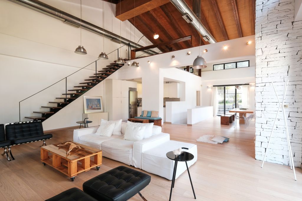 Ένα καφέ-εστιατόριο γίνεται ένα μοντέρνο loft στην Μαλακάσα