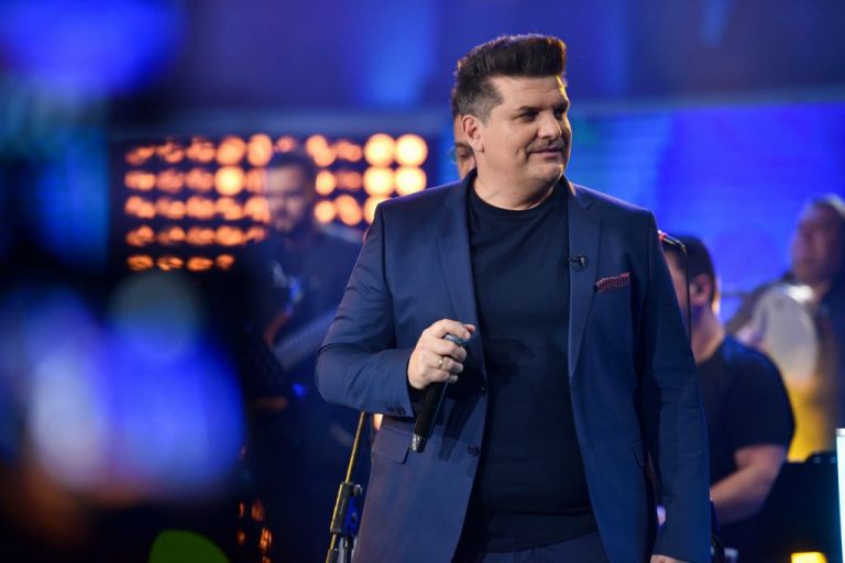 Με τα «Παιδιά της Σαμαρίνας» ξεκίνησε ο Γιάννης Καψάλης τη βραδιά στο MEGA