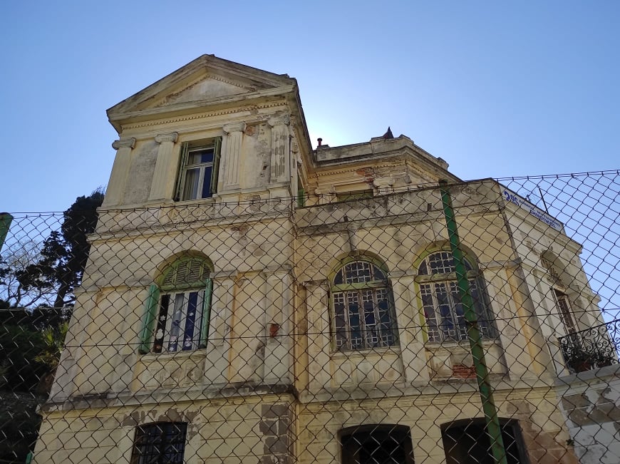 Σοβάδες και σάπια κουφώματα κρέμονται πάνω από τα κεφάλια μικρών παιδιών σε παιδικό σταθμό στη Μυτιλήνη