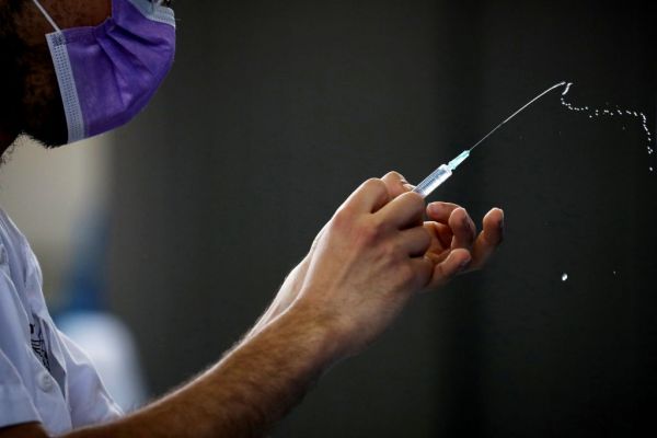Πρώτη δόση κανονικότητας: Ελεύθεροι να συναντώνται χωρίς μάσκες οι εμβολιασμένοι Αμερικανοί