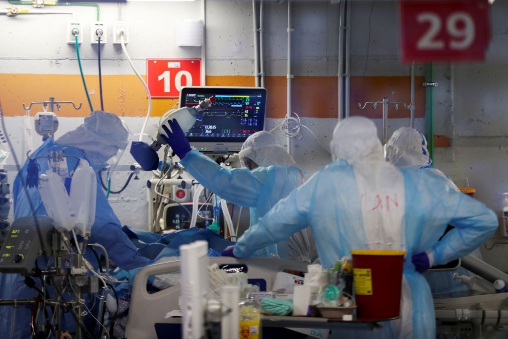 Κοροναϊός : Συναγερμός για κρούσμα με συνδυασμό μεταλλάξεων – Οι παραλλαγές του ιού «γονατίζουν» τα νοσοκομεία