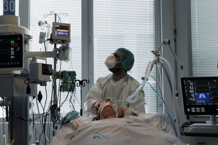 Κοροναϊός : Κορύφωση του τρίτου κύματος VS κούραση της κοινωνίας – Οι παράγοντες που κρίνουν το lockdown