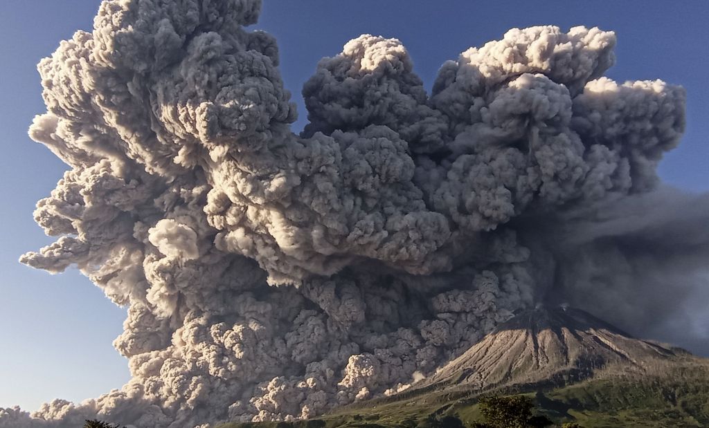 Δραματικό βίντεο καταγράφει έκρηξη ηφαιστείου στην Ινδονησία