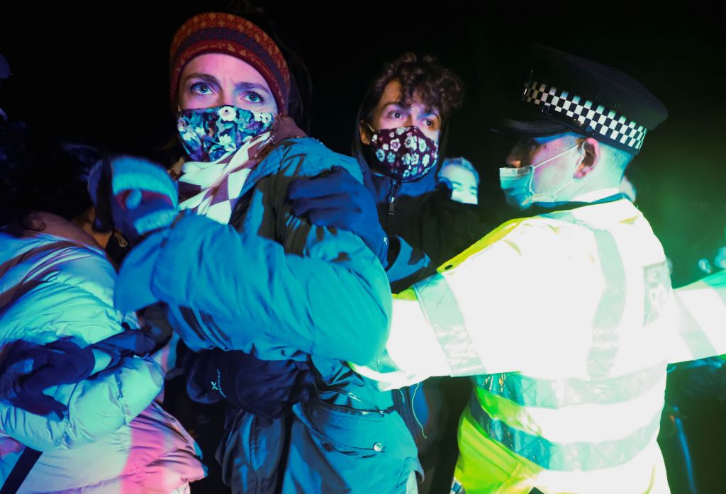 Βρετανία : Βίαιη επέμβαση της αστυνομίας στην ολονυκτία που πραγματοποιήθηκε στη μνήμη της Σάρα Έβεραρντ