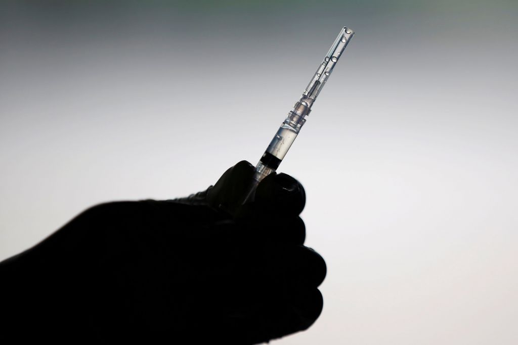 Κοροναϊός : Στον «αέρα» ξανά το εμβόλιο της AstraZeneca – Γιατί οι χώρες αναστέλλουν τους εμβολιασμούς