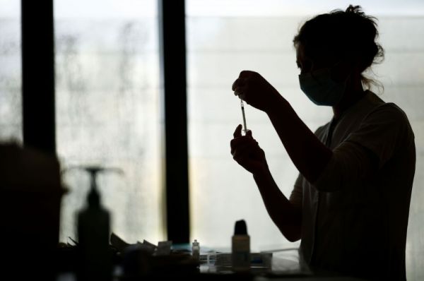 AstraZeneca : Η Κύπρος ξαναρχίζει τους εμβολιασμούς μετά το πόρισμα του ΕΜΑ