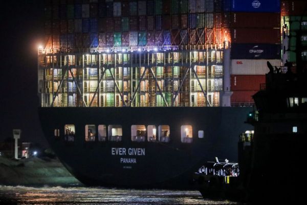 Σουέζ : Ώρες αγωνίας στη Διώρυγα – Ετοιμάζονται να ξεφορτώσουν το «Ever Given»