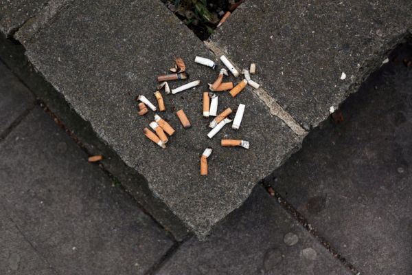 Βρετανία: Οι καπνοβιομηχανίες θα πληρώνουν για την πληγή των αποτσίγαρων