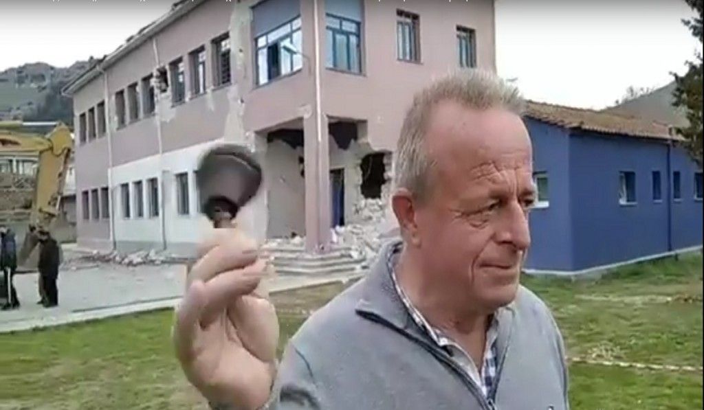 Σεισμός : Τελευταίο κουδούνι στο Δημοτικό σχολείο στο Δαμάσι, λίγο πριν την κατεδάφιση
