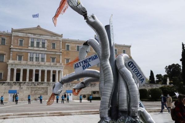 Στη δίνη της πανδημίας και το πολιτικό σκηνικό – Διέξοδο από τα προβλήματα αναζητά η κυβέρνηση