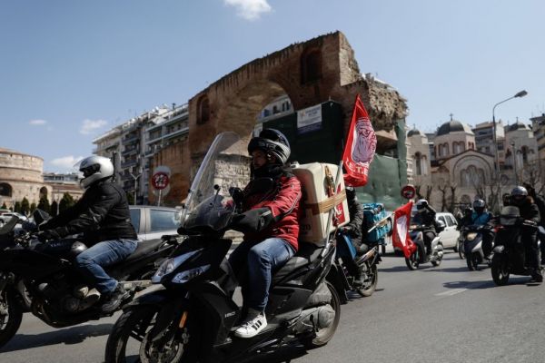 Θεσσαλονίκη : Μοτοπορεία διανομέων για την ανάδειξη των προβλημάτων των εργαζομένων στον κλάδο