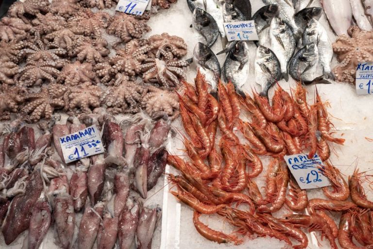 Καθαρά Δευτέρα : Κοσμοσυρροή στη Βαρβάκειο για τα ψώνια της τελευταίας στιγμής