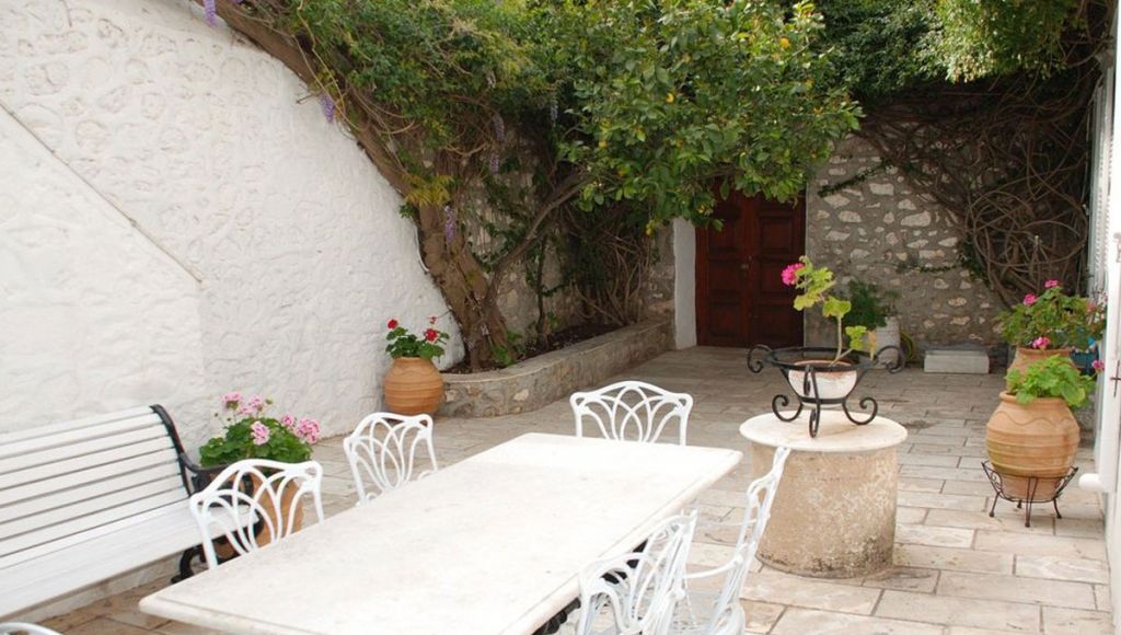 Καταγγελία για πρόστιμο άσκοπης μετακίνησης στην… αυλή του