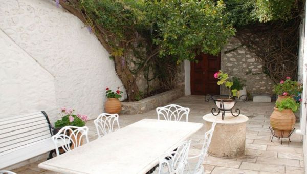 Καταγγελία για πρόστιμο άσκοπης μετακίνησης στην… αυλή του