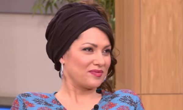 Κλέλια Ρένεση : «Πόσο θα παριστάνετε τους σωτήρες όταν ταΐζετε ένα – ένα τα παιδιά σας στα σκυλιά;»