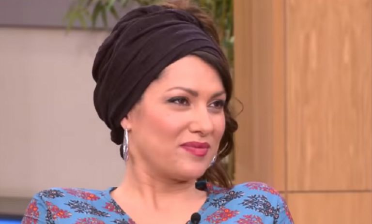 Κλέλια Ρένεση : «Πόσο θα παριστάνετε τους σωτήρες όταν ταΐζετε ένα – ένα τα παιδιά σας στα σκυλιά;»