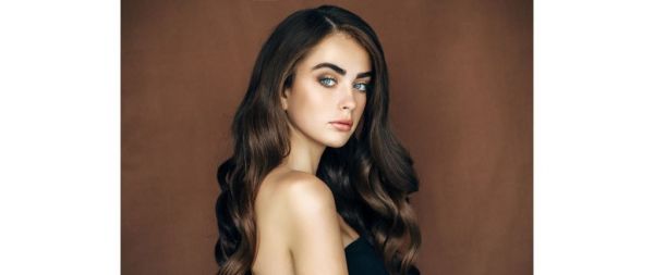 Αυτή είναι η αγαπημένη απόχρωση μαλλιών για μελαχρινές τη φετινή άνοιξη