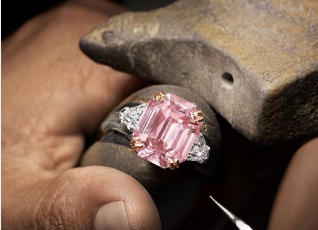 Winston Pink Legacy: Το πιο ακριβό ροζ διαμάντι ζητάει ιδιοκτήτη