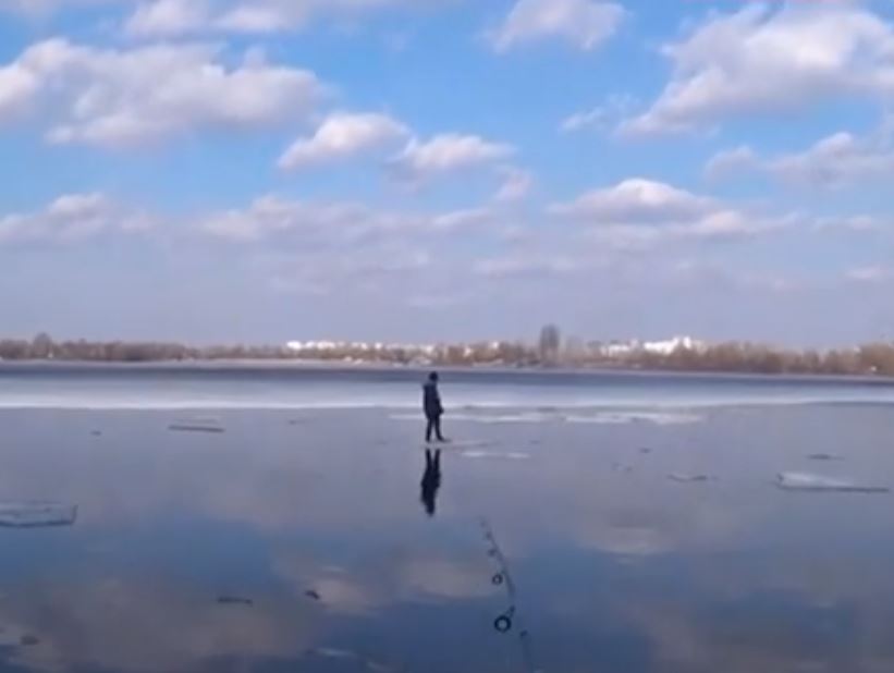 Απίστευτη διάσωση παιδιού σε παγωμένο ποταμό με... πετονιά
