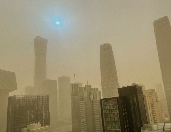 Μπλε ήλιος και κίτρινος ουρανός στο Πεκίνο