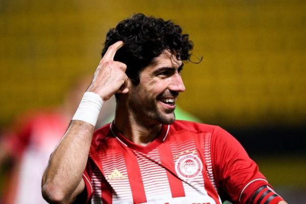 Μυθική έμπνευση του Μπουχαλάκη και πρόκριση στους 4 για τον Ολυμπιακό (1-1)