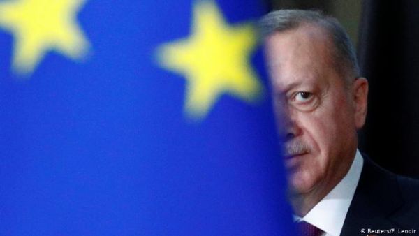 Η ΕΕ θέτει σήμερα την Τουρκία υπό παρακολούθηση μετά την αυταρχική παρέκκλιση