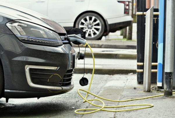Ηλεκτρικά αυτοκίνητα : Οδηγίες για τους σταθμούς στάθμευσης και φόρτισης