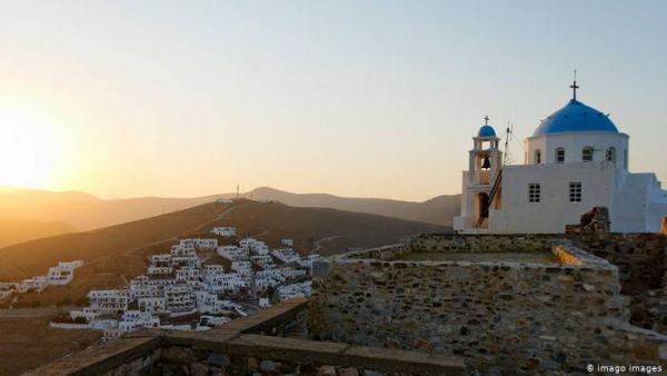 DW: Ελληνικά νησιά – «Ήλιος, θάλασσα και Covid-free»