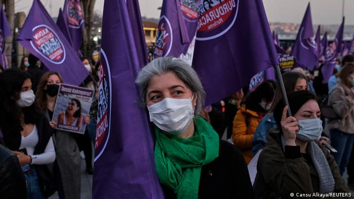 Τουρκία : Οι γυναίκες διαδηλώνουν και φωνάζουν «Δεν φοβόμαστε»