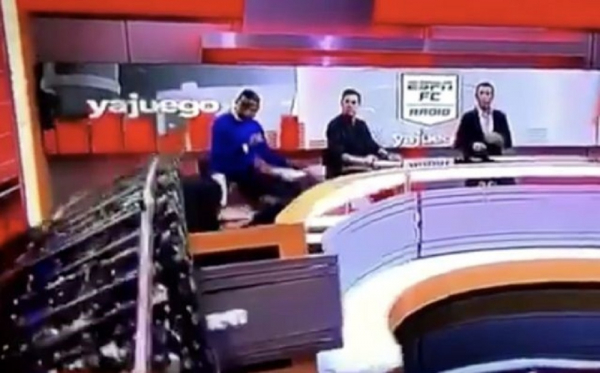 Δημοσιογράφος καταπλακώθηκε από γιγαντοοθόνη σε ζωντανή μετάδοση