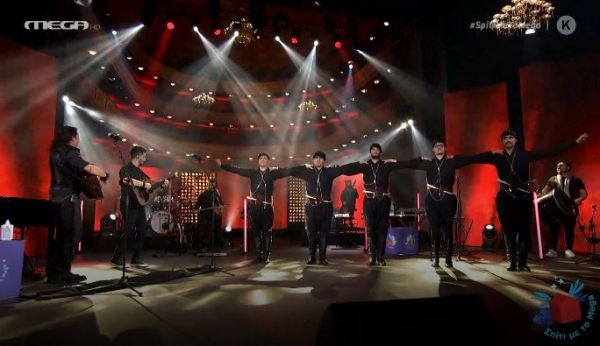 «Σολάρει» στη σκηνή του MEGA με το λαούτο του o Μιχάλης Τζουγανάκης