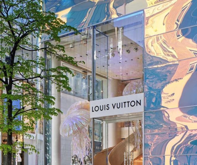 Νέο πρόσωπο για τη μπουτίκ Louis Vuitton στο Τόκιο