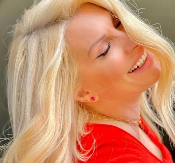 Eλένη Μενεγάκη: Ανοιξιάτικη σιέστα στον κήπο του σπιτιού της