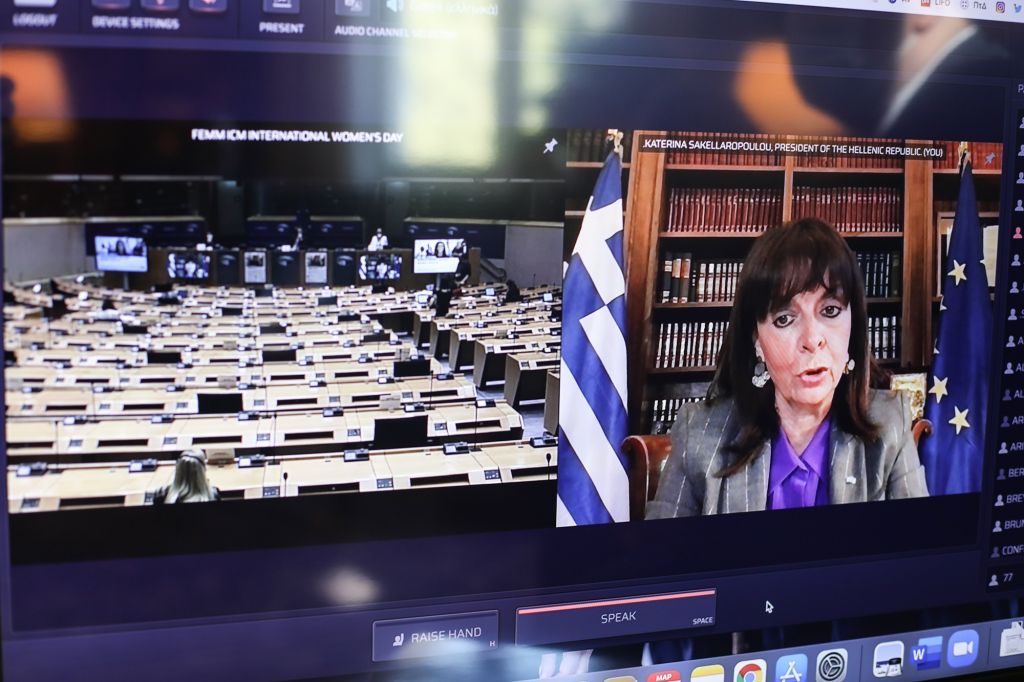 Σακελλαροπούλου : Η πανδημία όξυνε τις διακρίσεις εναντίον των γυναικών – Τι είπε για το #MeToo