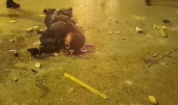 Νέα Σμύρνη : Καρέ – καρέ η επίθεση στον αστυνομικό – Τραυματίστηκε στο κεφάλι