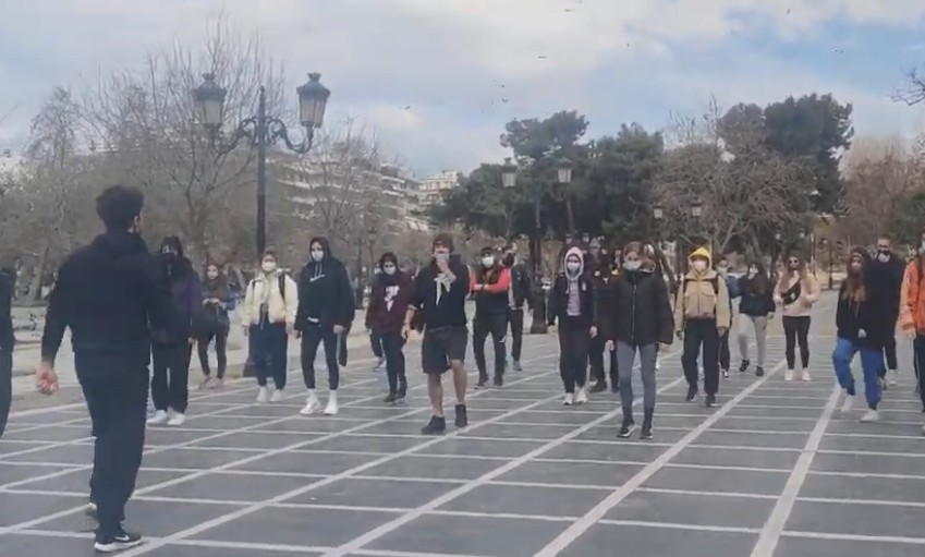 Θεσσαλονίκη : Φοιτητές ΤΕΦΑΑ διαμαρτυρήθηκαν για τις κλειστές σχολές κάνοντας γυμναστική