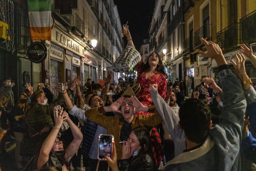 Χαμός στη Μαδρίτη με παράνομα πάρτυ και κοσμοσυρροή στους δρόμους