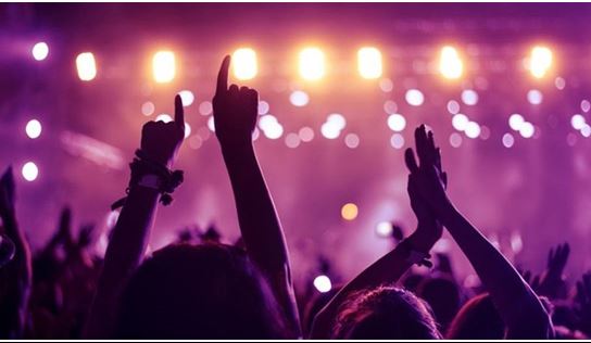 Τα πλούσια φυτώρια του Covid-19: Προσχεδιασμένες διαδηλώσεις, σακαράκες λεωφορεία και κορονοπάρτι