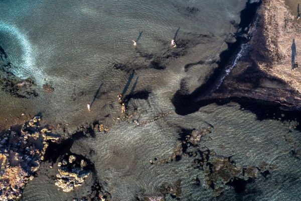 Καβούρι : Με τα πόδια στο νησάκι λόγω άμπωτης – Το εντυπωσιακό αποτέλεσμα