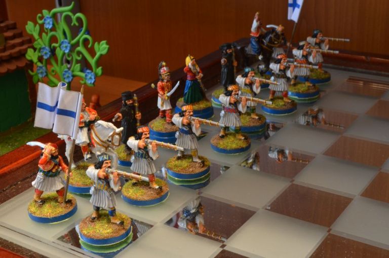 Ήρωες- μινιατούρες του ΄21 δίνουν «μάχες»… στη σκακιέρα ενός συλλέκτη