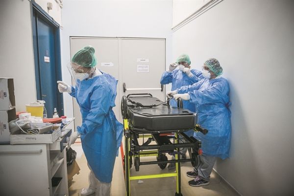 Νέα έρευνα: Οι υγειονομικοί κινδυνεύουν περισσότερο να μολυνθούν από κοροναϊό στο σπίτι τους παρά στο νοσοκομείο