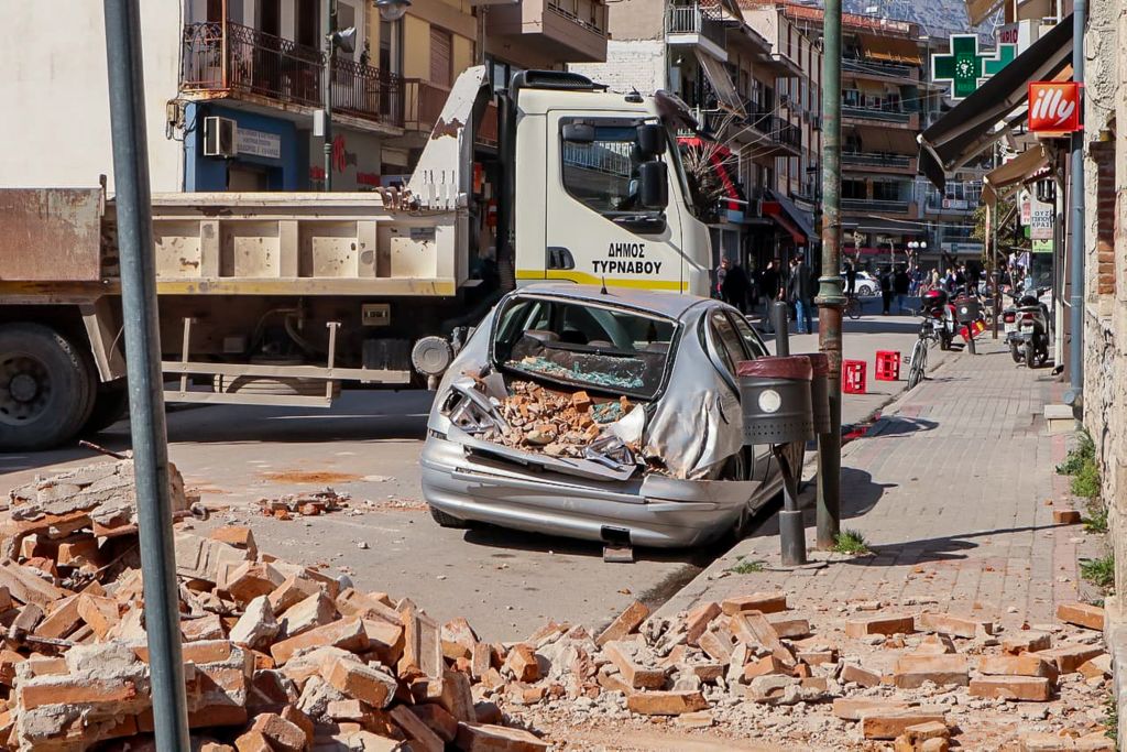 Σεισμός : Στήνονται σκηνές στο γήπεδο Δαμασίου για τη διανυκτέρευση κατοίκων