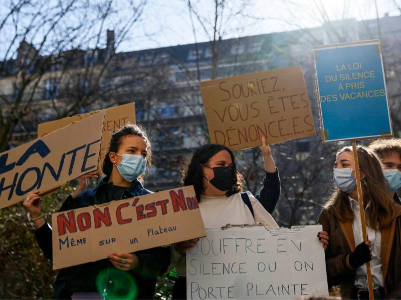 Γαλλία: Καθιστική διαμαρτυρία μπροστά από τη θεατρική σχολή Cours Florent