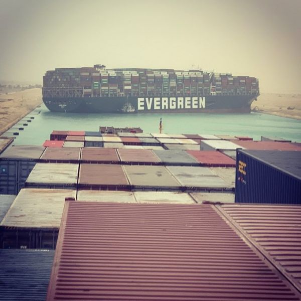 Διώρυγα του Σουέζ : Γιγαντιαίο πλοίο μεταφοράς εμπορευματοκιβωτίων προσάραξε και έκλεισε το πέρασμα